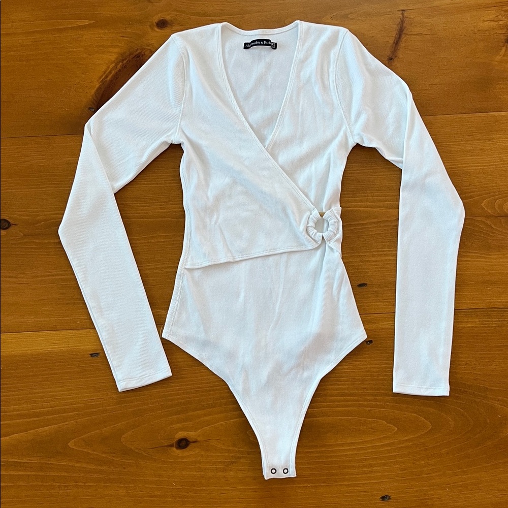 Abercrombie & Fitch White Ribbed Bodysuit with Ring Detail Sz XXS
